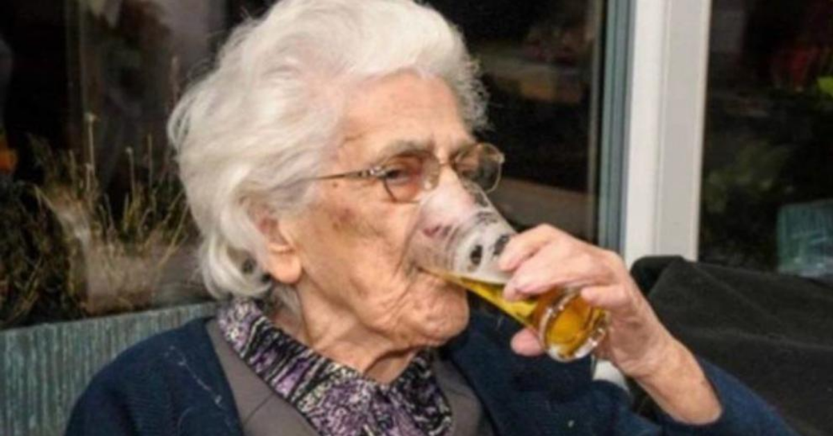 Robertine, 97 anni, beve ogni giorno 22 birre per “restare in salute”